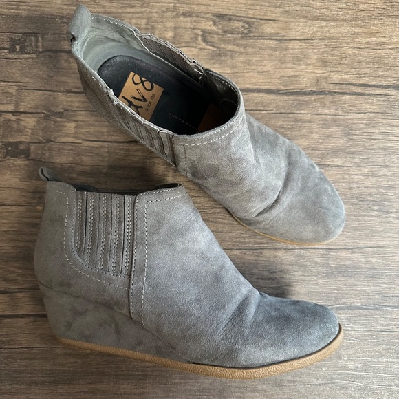 *DOLCE VITA* Gray Suede Fashion Wedge Ankle Boots Size 8 - Picture 3 of 10